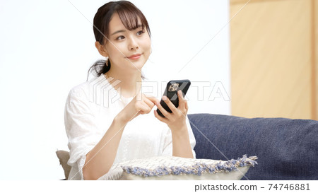 使用智慧型手機的女人 使用智慧型手機的女人 74746881