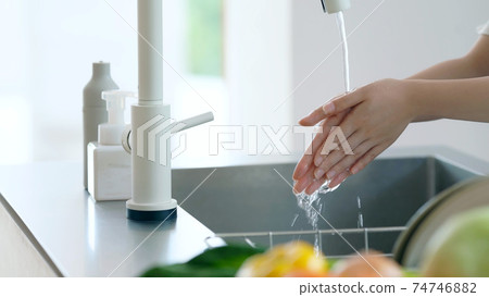 一個女人洗手 一個女人洗手 74746882