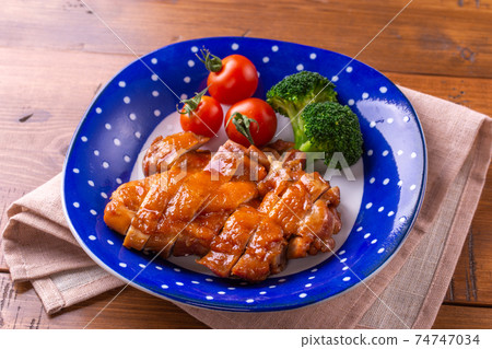 Boiled chicken in soy sauce Boiled chicken in soy sauce 74747034
