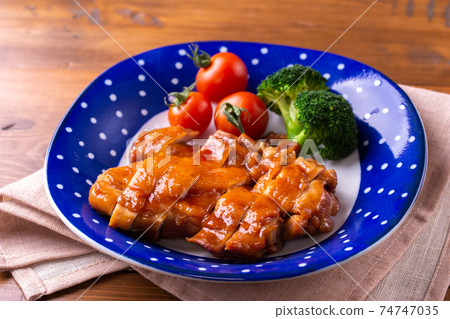 Boiled chicken in soy sauce Boiled chicken in soy sauce 74747035