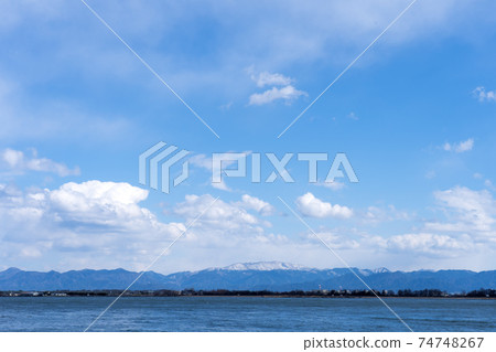 從滋賀縣近江八man市Isakiji寺看到的琵琶湖冬季景象 74748267