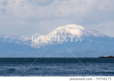 Winter scene of Lake Biwa seen from Isakiji Temple in Omihachiman City, Shiga Prefecture 74748275