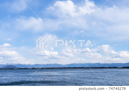 Winter scene of Lake Biwa seen from Isakiji Temple in Omihachiman City, Shiga Prefecture 74748276