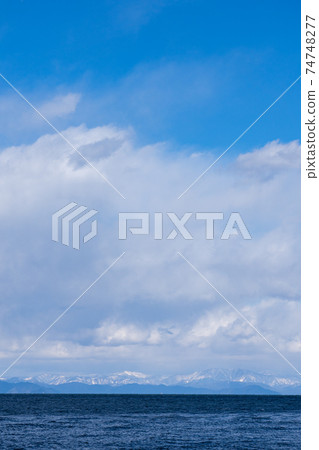 Winter scene of Lake Biwa seen from Isakiji Temple in Omihachiman City, Shiga Prefecture 74748277