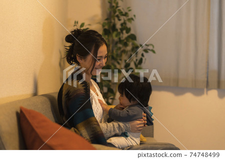年輕的母親和她的11個月大兒子一起放鬆 74748499