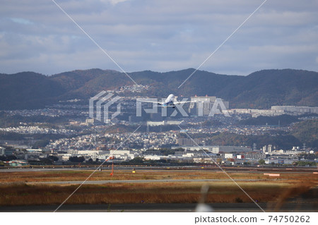Landing of a passenger plane in the blue sky Landing of a passenger plane in the blue sky 74750262