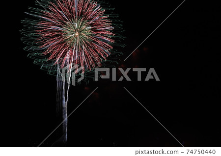 絢麗的煙火在漆黑的夜空中美麗綻放 74750440