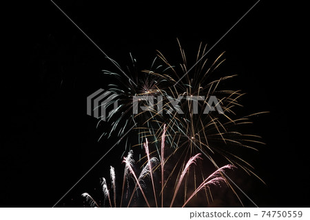 明亮的煙火在漆黑的夜空中美麗綻放 74750559