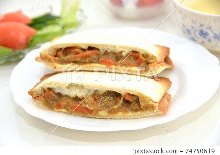 手工咖哩麵包和咖哩熱三明治 74750619