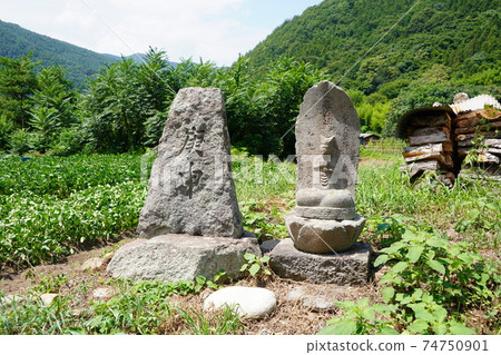 Mysteriously, the largest pyramid in the world is located in the mountains of Shinano, Shinano, Japan. (Minna Shrine) 74750901