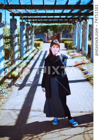 盛開的玫瑰隧道中的女孩波特 74751383