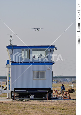 Sa玉縣衝川市本田機場指揮塔和塞斯納飛機場 74751498