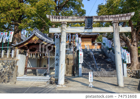 Entrance to the precincts of Nagakusaten Shrine in Obu City Entrance to the precincts of Nagakusaten Shrine in Obu City 74751608