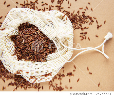 Raw red rice 74753684