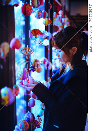 Hina娃娃和婦女在花城觀光 74753977