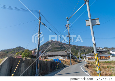 Nijoyama seen from the vicinity of Nijojinjaguchi Station (Kongou Ikoma Kisen National Monument) 74755947