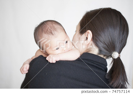 媽媽讓她的寶寶打 74757114