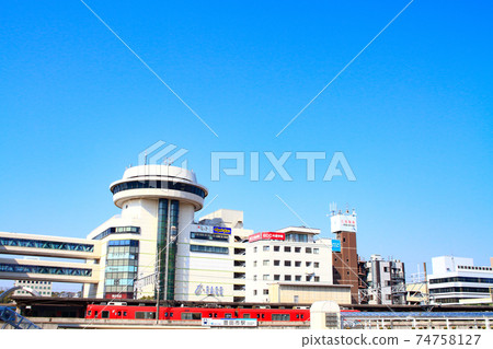 車站前的火車和百貨公司的風景，在豐田市名鐵豐田田站下了 74758127