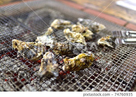 Grilled oysters 74760935