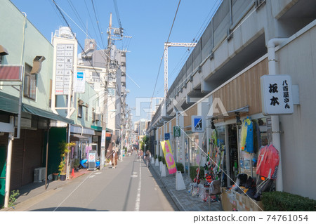 Cityscape: Shopping street along the elevated Toritsudaigaku Station on the Toyoko Line, Meguro-ku, Tokyo 74761054