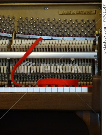 Piano tuning 74761147