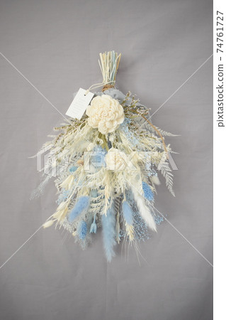 淡藍色白色乾花贓物花束 淡藍色白色乾花贓物花束 74761727