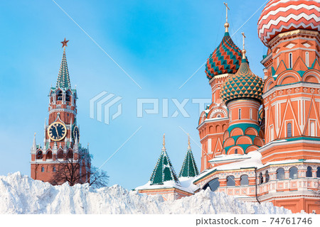 Snow pile near St. Basil's Cathedral and Spasskaya tower, winter in Moscow, Russia. 74761746