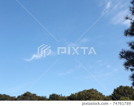 藍天和白雲在寒冷的冬天在Inage海濱公園 藍天和白雲在寒冷的冬天在Inage海濱公園 74761789