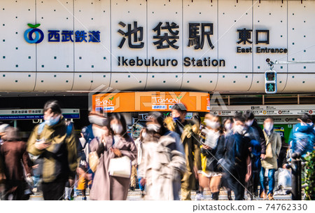 日本的東京都市風景在池袋駐地前面的在緊急狀態下。威脅人群。與正常時間沒什麼不同……= 2月20日 74762330