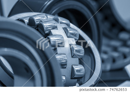 The cylindrical rolling bearing part de-assembly process. The cylindrical rolling bearing part de-assembly process. 74762653