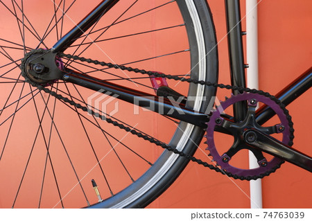 A bicycle 74763039