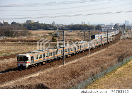 6 313 series ordinary trains going on the Tokaido Main Line 6 313 series ordinary trains going on the Tokaido Main Line 74763525