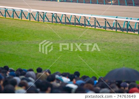 Horse racing, gambling, gambling, main race, date, betting ticket, sightseeing, rain, afternoon, umbrella, crowded Horse racing, gambling, gambling, main race, date, betting ticket, sightseeing, rain, afternoon, umbrella, crowded 74763649