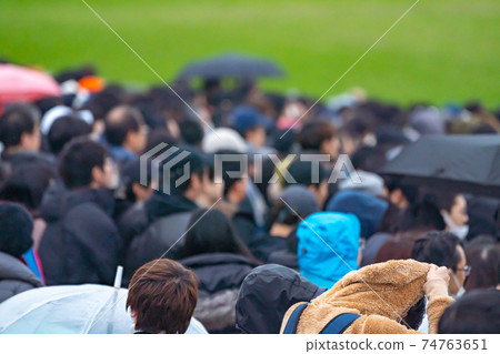 賽馬，賭博，賭博，主要比賽，日期，投注票，觀光，雨，下午，雨傘，擁擠 74763651