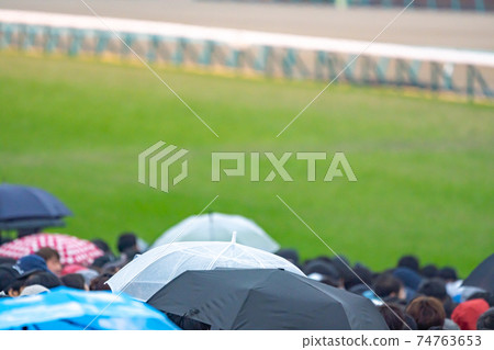賽馬，賭博，賭博，主要比賽，日期，投注票，觀光，雨，下午，雨傘，擁擠 74763653