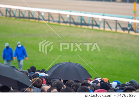 賽馬，賭博，賭博，主要比賽，日期，投注票，觀光，雨，下午，雨傘，擁擠 74763656