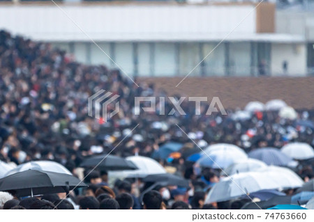 Horse racing, gambling, gambling, main race, date, betting ticket, sightseeing, rain, afternoon, umbrella, crowded Horse racing, gambling, gambling, main race, date, betting ticket, sightseeing, rain, afternoon, umbrella, crowded 74763660