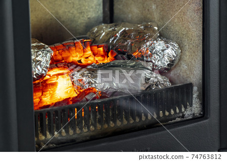 在木爐上烤土豆 74763812