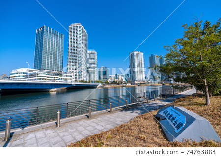 Yokohama cityscape of Japan View of Minatomirai Bridge and Yokohama Bay Quarter that shines in the blue sky Yokohama cityscape of Japan View of Minatomirai Bridge and Yokohama Bay Quarter that shines in the blue sky 74763883