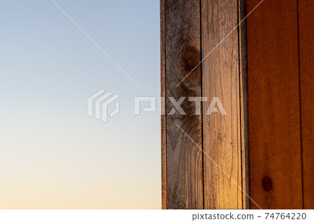 Wood grain pillar 74764220