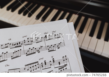 Piano and score Piano and score 74765288