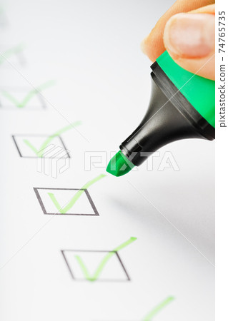 Green marker with markers on the checklist sheet. Green marker with markers on the checklist sheet. 74765735