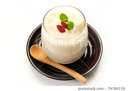 Dessert almond tofu 74766139