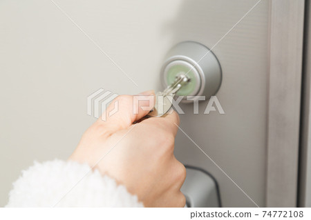 女手打開和關閉鑰匙 74772108