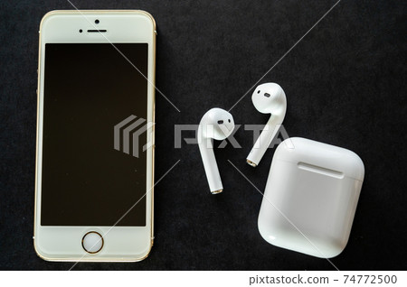 Popularization of wireless earphones 74772500