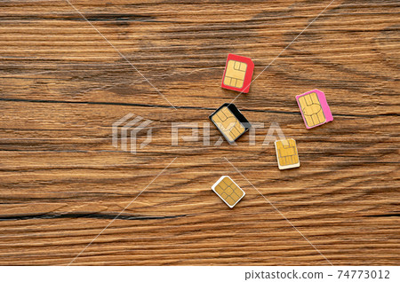 移動電話合同_木背景 移動電話合同_木背景 74773012