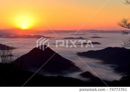 大江山的福知山盆地的雲海 大江山的福知山盆地的雲海 74773761