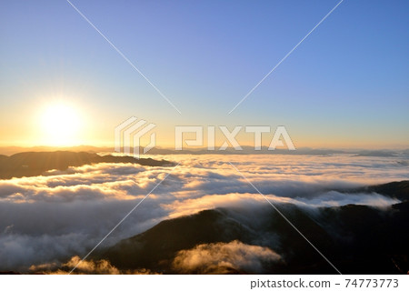 Sea of clouds in the Toyooka basin from Mt. Kuruhi Sea of clouds in the Toyooka basin from Mt. Kuruhi 74773773