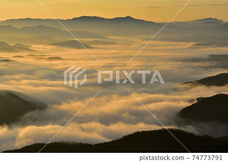 Sea of clouds in the Toyooka basin from Mt. Kuruhi Sea of clouds in the Toyooka basin from Mt. Kuruhi 74773791