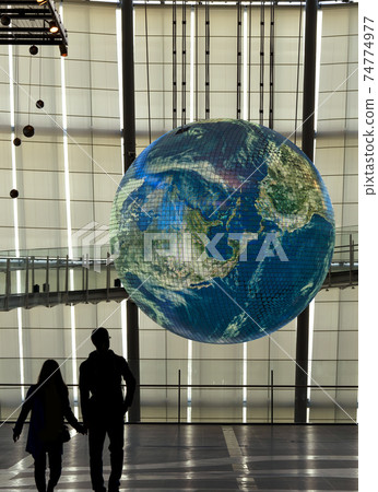 [Odaiba, Tokyo] Geo-Cosmos display and couple at the Future Science Museum in Odaiba. 74774977